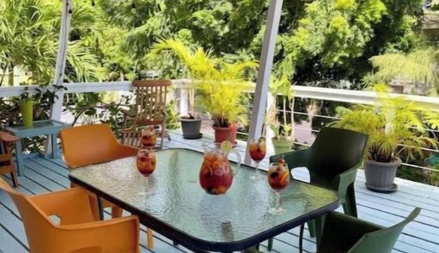 Somnia Barbados: a spacious 4-bed/3-bath retreat with A/C, 10 mins to beach in Bridgetown
