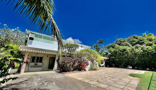 Spacious one bedroom flat with access to Royal Pavillion beach club & beds.