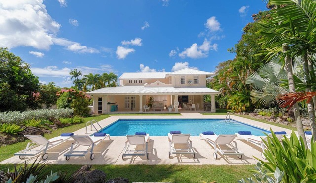 Stunning 3-bed Villa 2 Mins to Beach - Coral House