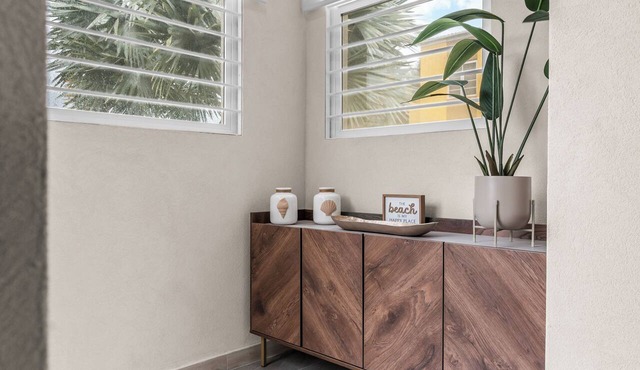 Stylish, Comfortable, Private townhouse steps to Dover Beach & St. Lawrence Gap in Oistins