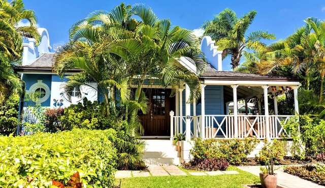 Stylish luxury traditional-style poolside villa nr. beach. Two ensuite bedrooms. in Porters