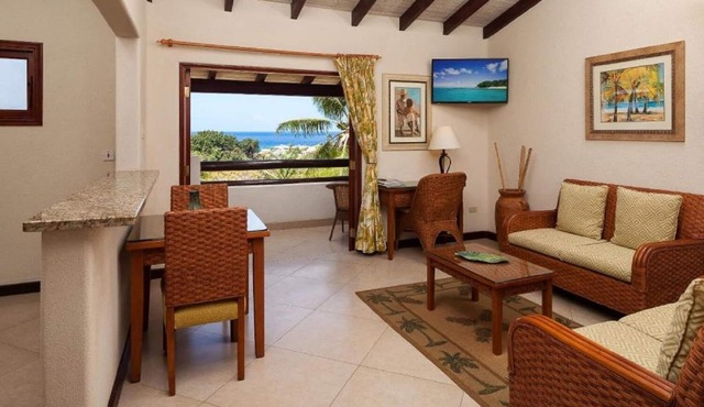 Suite Close to Maycocks Bay and Mahogany Bay! Outdoor Pool, Parking! in Maynards