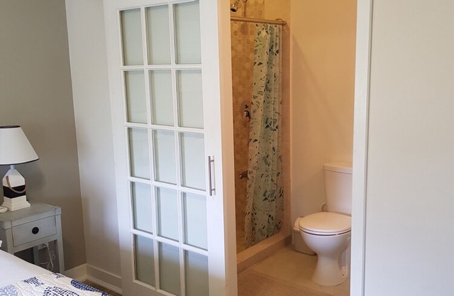 2 minute Walk to Beach, Newly Renovated, 2 Bedroom 2 Bathroom Apartment #1