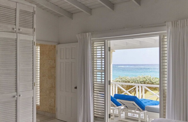 Beachfront 2 bedroom house right one the white sand beach of Silver Sands