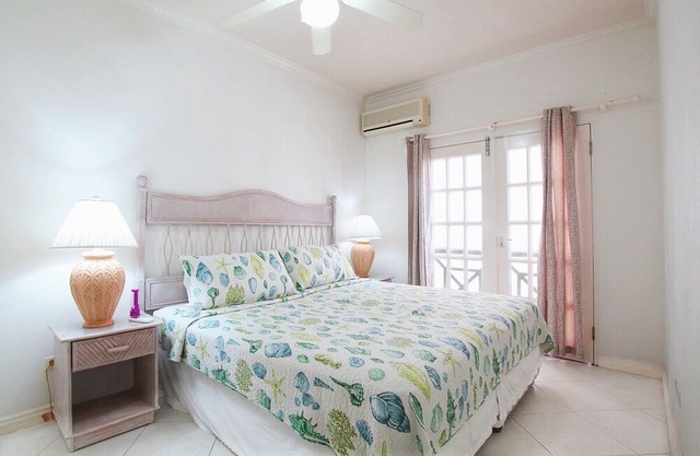 Easy-Going Beachfront Apartment with Pool - Leith Court 11