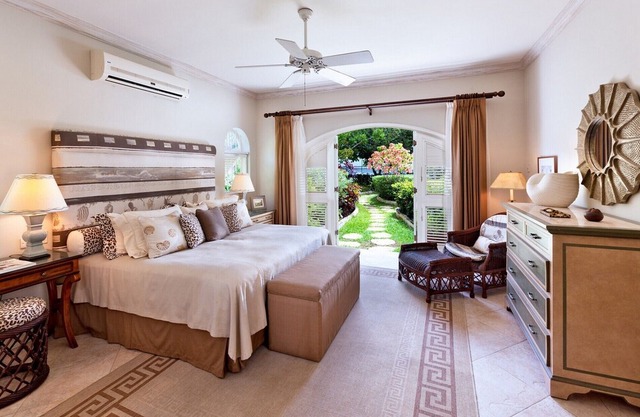 *FREE CAR* Luxury 4 Bedroom Beach Front Villa With Private Pool and Staff