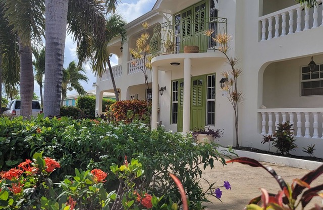 Relaxing, Amazing beach, pool, Cheap cars, quiet area, surfers paradise 3