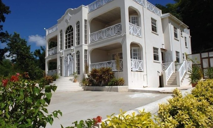 Merlin Bay Apartment | 2 Bedroom Luxury Apartment with pool and stunning sea view