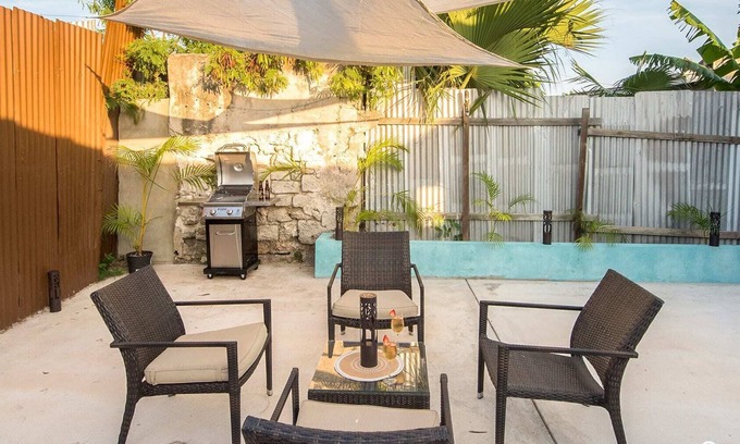 Hastings House | All Ensuite Bedrooms, WiFi, Patio, Walk to Beach!