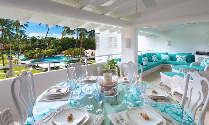 Porters Apartment | Beachfront Apartment With A Large Communal Pool And Close To Restaurants