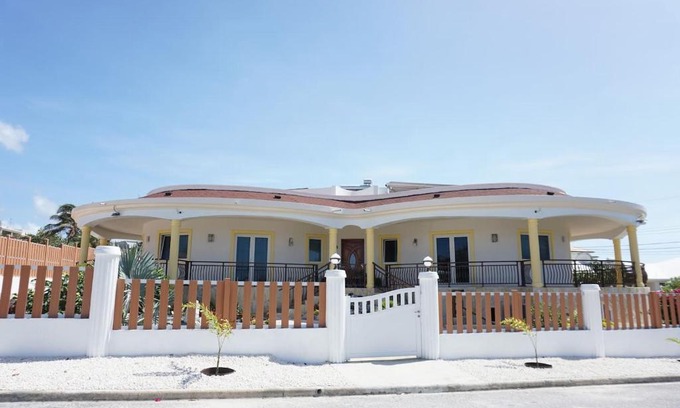 Inch Marlowe Apartment | Breezy LR GND Floor Apt Higher Heights, Barbados