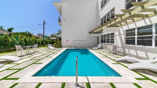 Little Battaleys Apartment | Coral Beach 202 condo