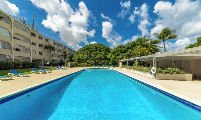 Lascelles Condo | Cosy apartment with pool and garden view