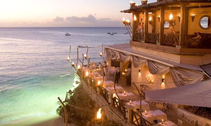 Derricks Villa | Large modern villa with pool on West Coast near beach & restaurants w/parking.