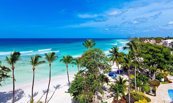 Dover Apartment | Modern Beachfront Condo with Pool - Sapphire 517