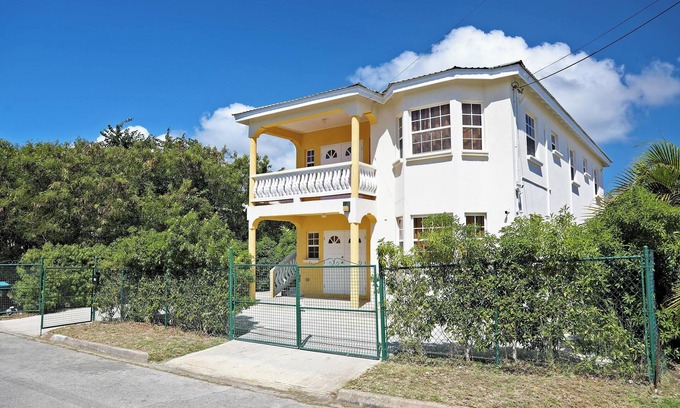Work Hall House | Modern Villa - UpstairsnSt Philip Barbados, 5 min from Airport, AC, Wifi Parking