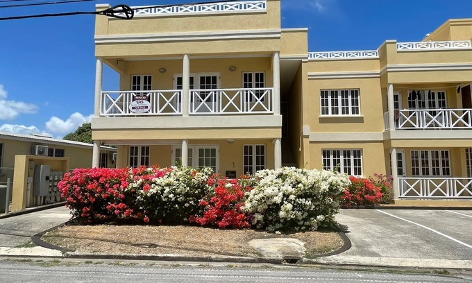 Green Garden Apartment | Ocean view apartment with plunge pools on roof terrace, 3mins drive to the beach