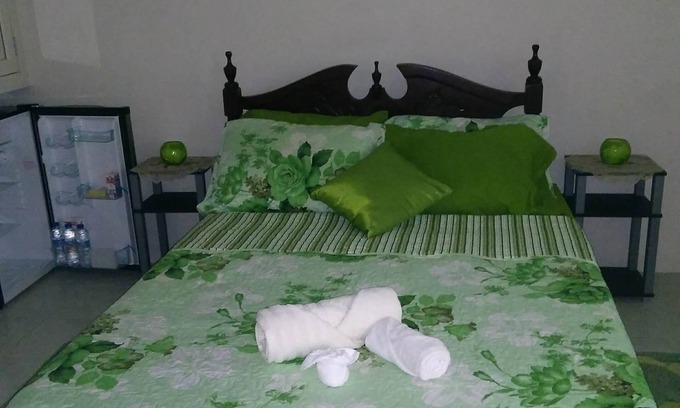 Goodland Apartment | Soursop View Ensuite 12 mins walk to surfing beach.