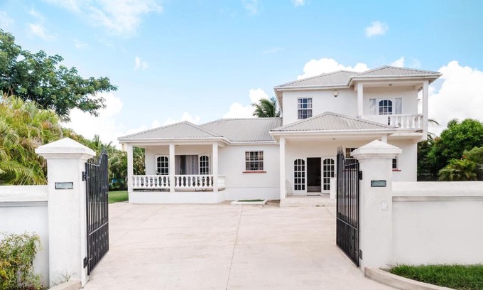 Graeme Hall Park House | Spacious 3 bedroom holiday home, perfect getaway