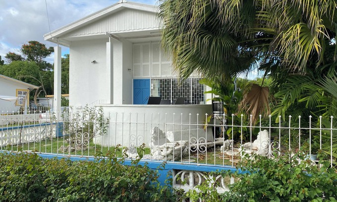 Worthing House | Spacious 6-bedroom house in lovely Christ Church with WiFi, AC