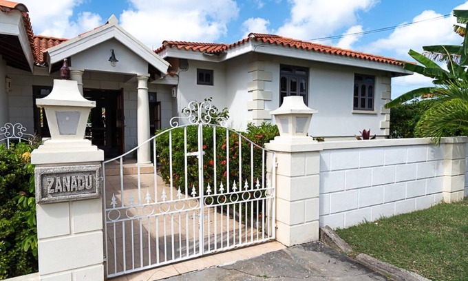 Heywoods Park House | Spacious Platinum Coast ranch villa with pool & AC close to the beach