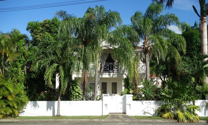 Douglas Villa | Tropical garden villa 3 bedroom all en-suite, 7 minutes walk to fabulous beach