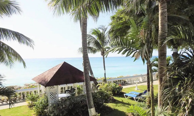 Spring Garden Apartment | Zenbreak Freshwater Beachfront #6