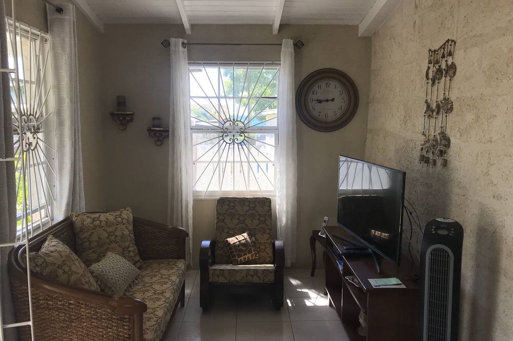 Lascelles House | Stones Throw From The Beach
