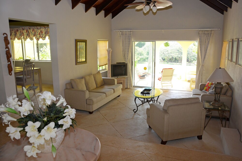 Merlin Bay Villa | WESTERLEE 3 bedroom 2 bathroom with POOL