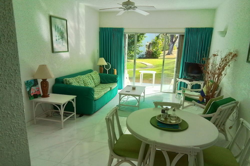 Blue Waters Apartment | Easy access to South coast Bars Beaches and Shops. Swimming Pool . Golf