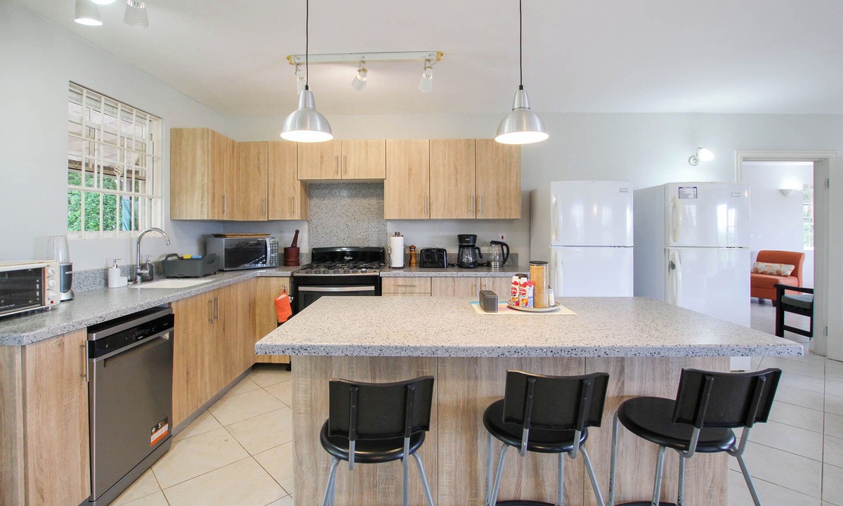 Speightstown House | 3-Bed Family Friendly Home with Pool Just 2 mins from Beach - Chindwin