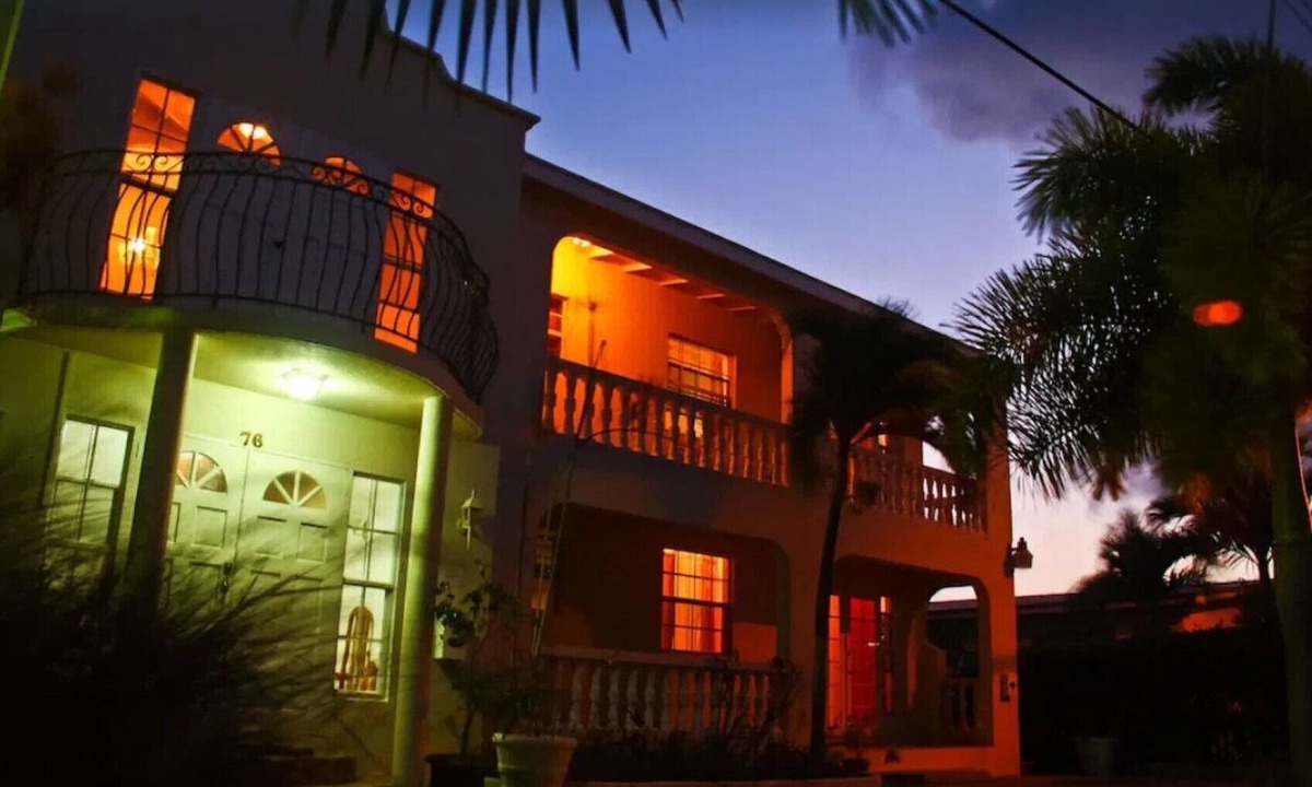 Atlantic Shores Apartment | Relaxing, Amazing beach, pool, Cheap cars, quiet area, surfers paradise 3