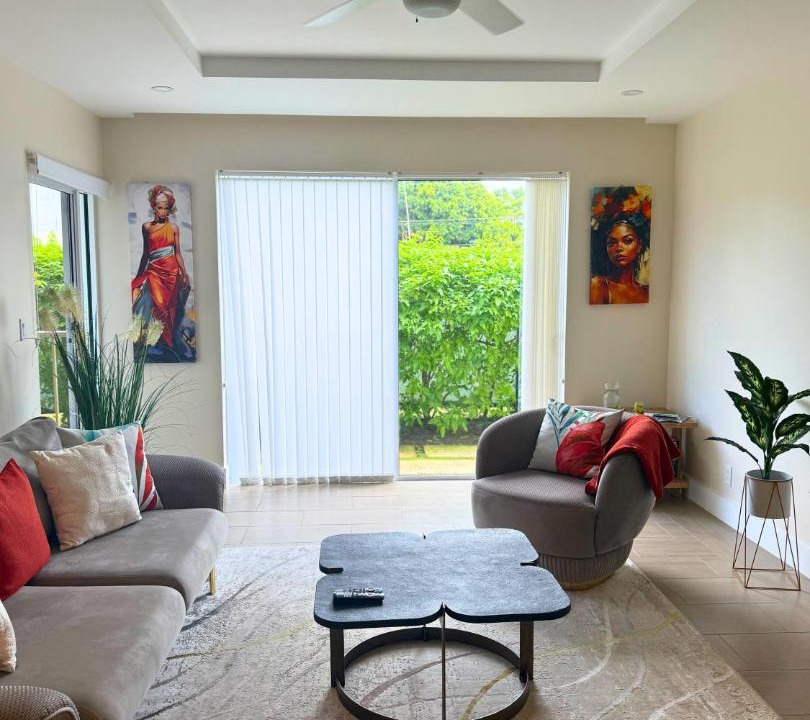 Little Battaleys Apartment | Walk to Mullins Beach Ground Floor Pool Fast WiFi