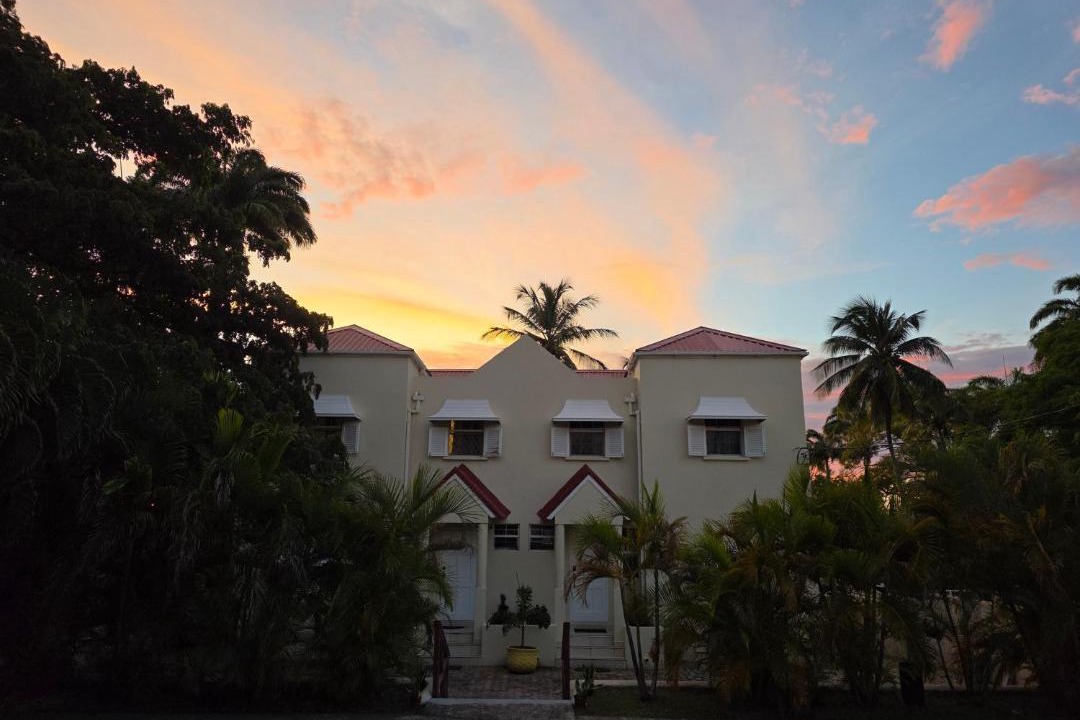 Clermont House | Calabaza Casa 3 Bedroom Near Dining Secure Central Location