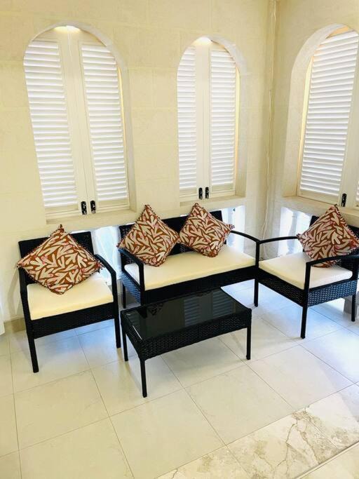 Dover House | Steps 2 Beach - 5 Bedroom 3 Bathroom Villa