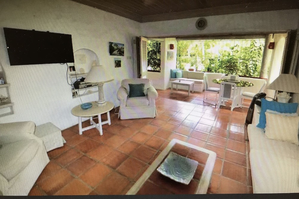 Photo of Livingroom in Gibbs Bay