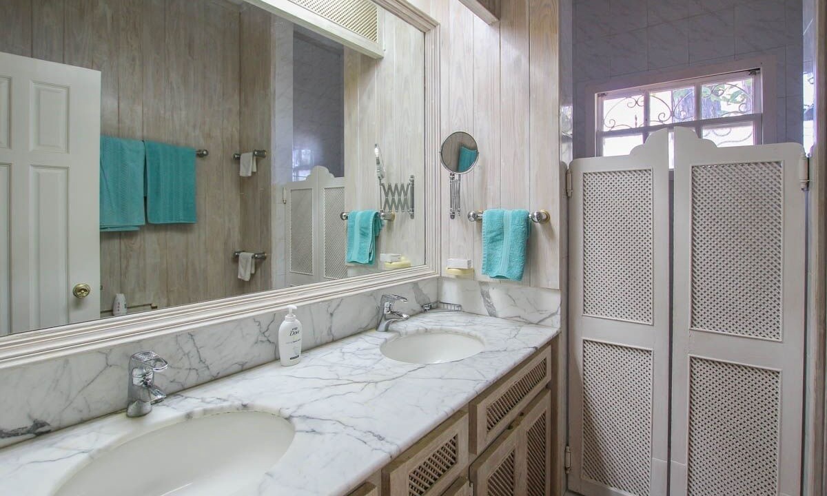 Photo of Bathroom in Holetown