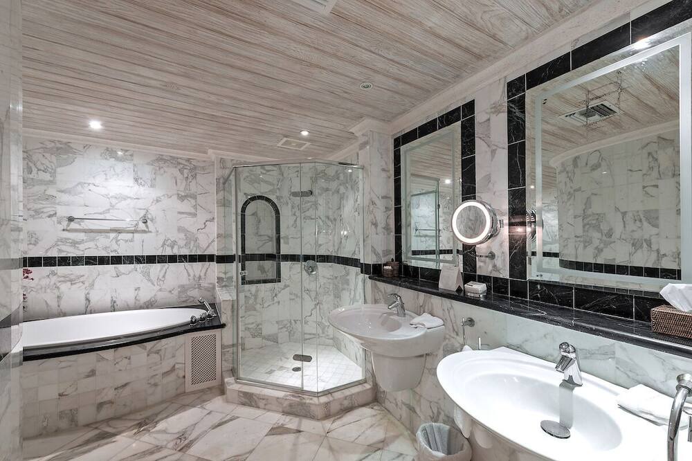 Photo of Bathroom in Schooner Bay