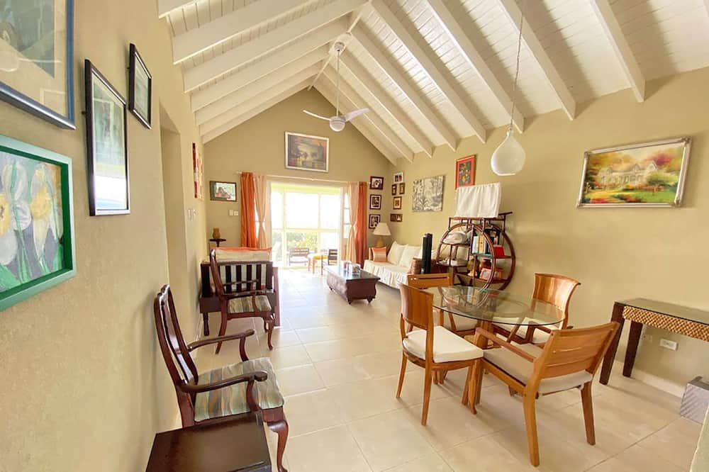 Photo of Livingroom in Apple Hall