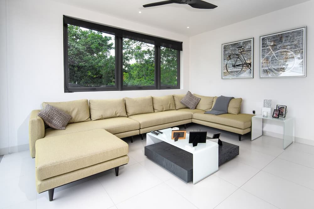 Photo of Livingroom in Weston