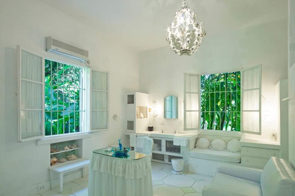 Photo of Livingroom in Little Battaleys
