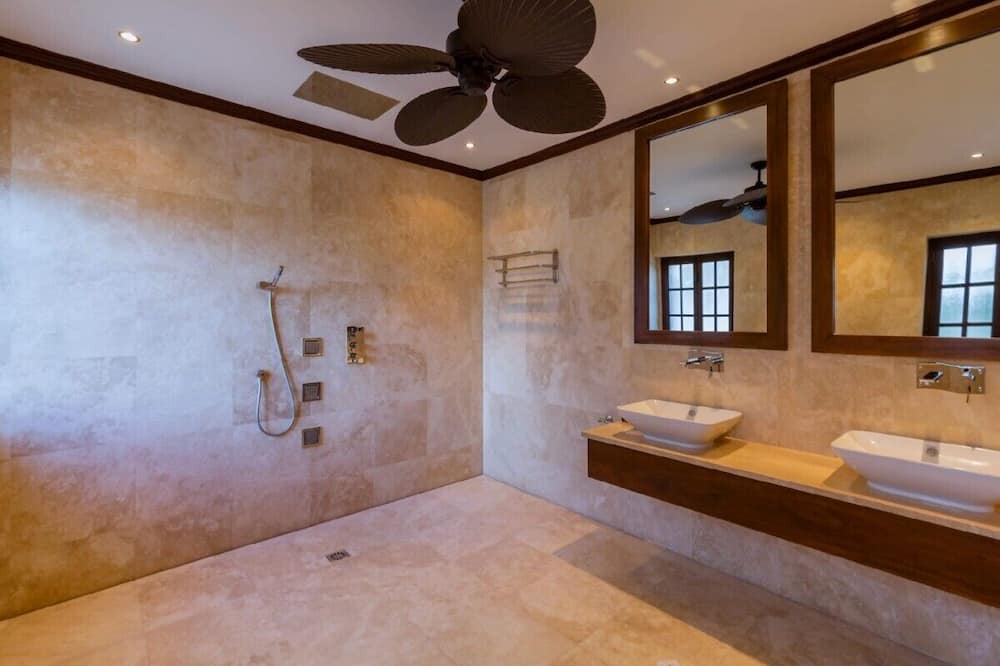 Photo of Bathroom in Plumtree