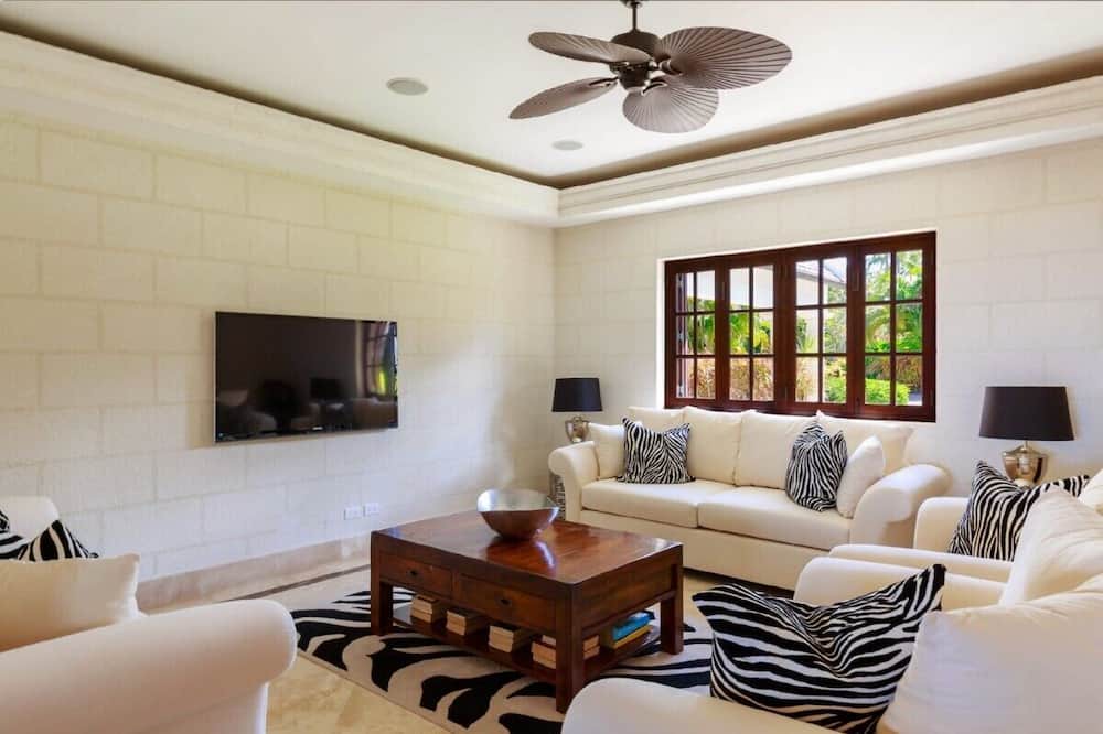Photo of Livingroom in Plumtree