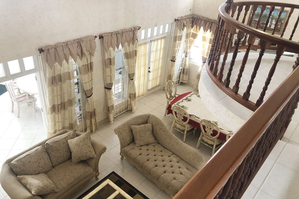 Photo of Livingroom in Paynes Bay