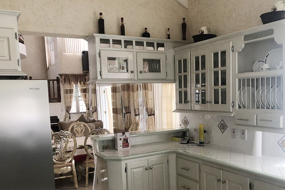 Photo of Kitchen in Paynes Bay
