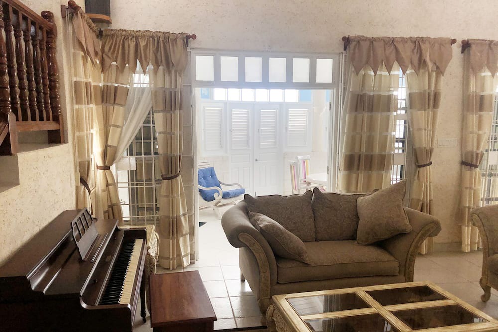 Photo of Livingroom in Paynes Bay