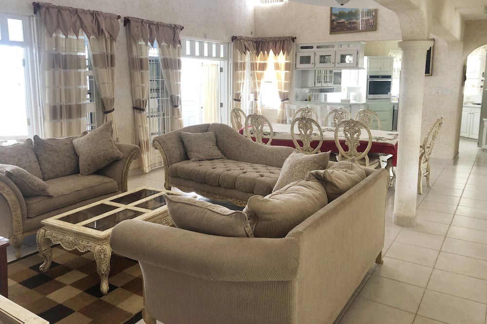 Photo of Livingroom in Paynes Bay