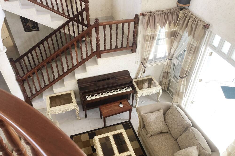 Photo of Livingroom in Paynes Bay