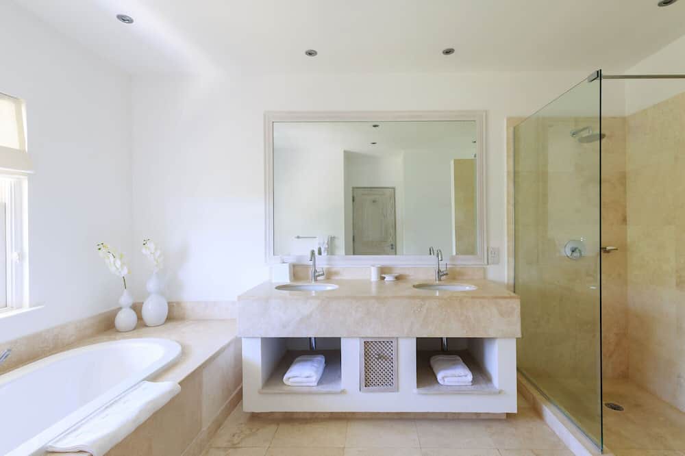 Photo of Bathroom in Little Battaleys