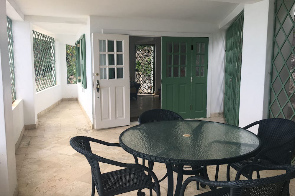 Photo of Patio Balcony in Clinketts